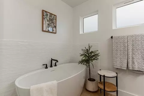 Bath - 101 W Seminole St, Strafford, MO 65757 photo 2 of 10