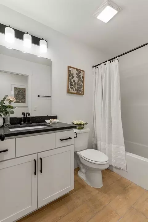 Bath - 101 W Seminole St, Strafford, MO 65757 photo 8 of 10