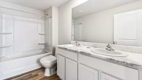 Bath - 17325 Whiskey Creek Trl, Parrish, FL 34219 photo 2 of 3