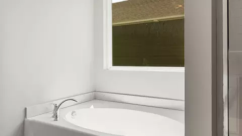 Bath - 10 Seaboard Dr, Montgomery, AL 36117 photo 2 of 7