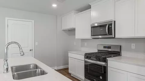 Kitchen - 10 Seaboard Dr, Montgomery, AL 36117 photo 4 of 7