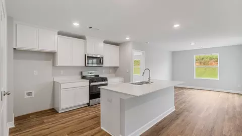 Kitchen - 10 Seaboard Dr, Montgomery, AL 36117 photo 2 of 7