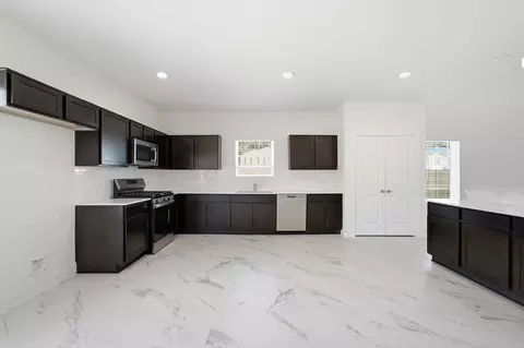 Kitchen - 10843 Piston Ct, Conroe, TX 77303 photo 4 of 7