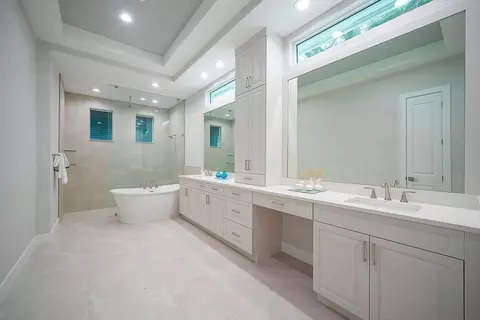 Bath - 103 Strand Dr, Vero Beach, FL 32963 photo 1 of 2