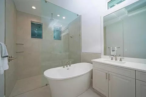 Bath - 103 Strand Dr, Vero Beach, FL 32963 photo 2 of 2