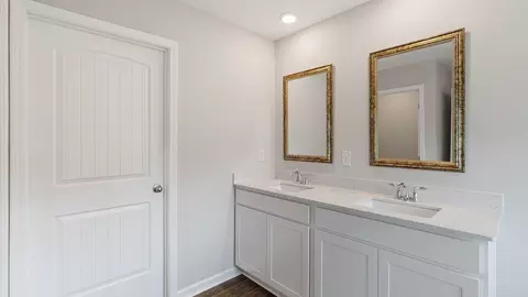 Bath - 100 Oliver Dr, Dothan, AL 36301 photo 9 of 10