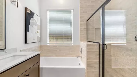 Bath - 882 Peters Rd S, Madera, CA 93636 photo 1 of 5