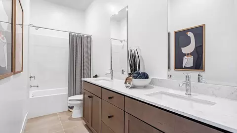 Bath - 882 Peters Rd S, Madera, CA 93636 photo 4 of 5