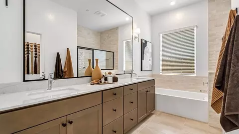 Bath - 882 Peters Rd S, Madera, CA 93636 photo 2 of 5