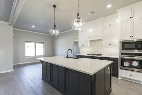 Kitchen - 932 Hydrangea Way, Edmond, OK 73034 photo 5 of 15