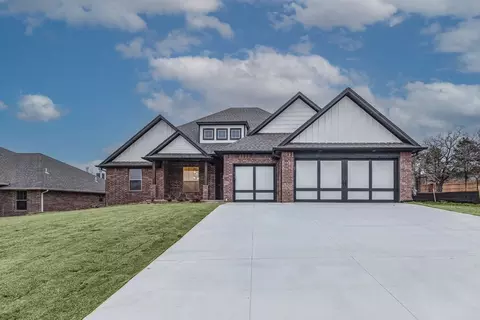 Exterior - 932 Hydrangea Way, Edmond, OK 73034 photo 2 of 31