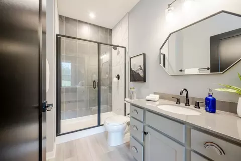 Bath - 5469 Sheldon Close, Middletown, OH 45005 photo 2 of 4