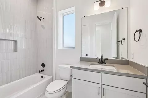 Bath - 122 Alvin Dr, Buda, TX 78610 photo 3 of 5