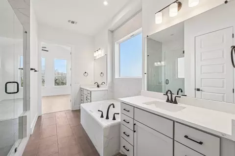 Bath - 122 Alvin Dr, Buda, TX 78610 photo 2 of 5