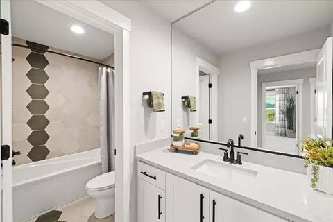 Bath - 173 Alder St, Eagle Point, OR 97524 photo 1 of 2