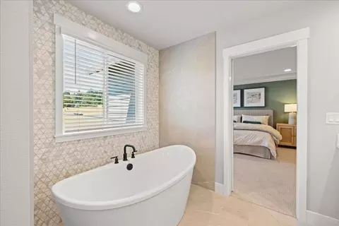 Bath - 173 Alder St, Eagle Point, OR 97524 photo 2 of 2