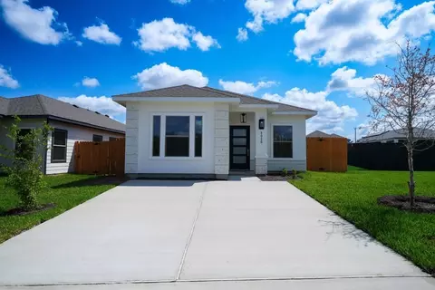 6020 Servando Dr, Laredo, TX 78045