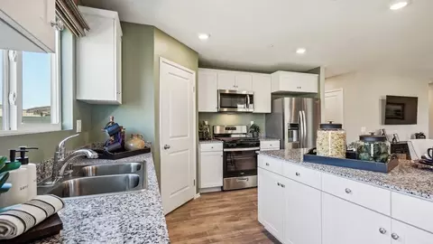 Kitchen - 31066 Shining Willow Dr, Winchester, CA 92596 photo 2 of 4