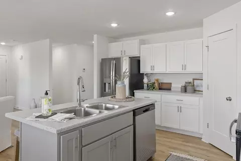 Kitchen - 3914 E Wilsons Valley Blvd, Brookline, MO 65619 photo 7 of 7