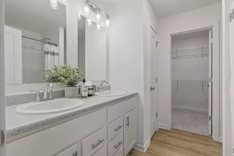 Entry Way - 3914 E Wilsons Valley Blvd, Brookline, MO 65619 photo 4 of 5