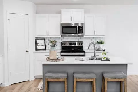 Kitchen - 3914 E Wilsons Valley Blvd, Brookline, MO 65619 photo 2 of 7