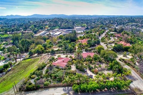 610 Sunrise Dr E, Vista, CA 92084 photo 1