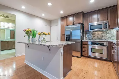21301 Erwin St #321, Woodland Hills, CA 91367