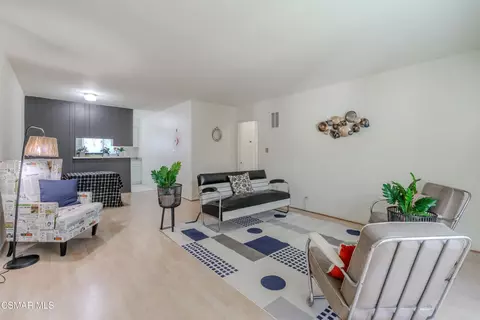 22050 Calvert St #17, Woodland Hills, CA 91367
