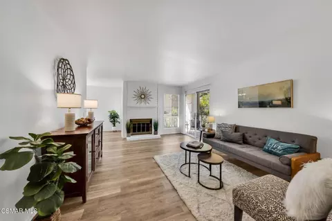224 Oakleaf Dr #102, Thousand Oaks, CA 91360