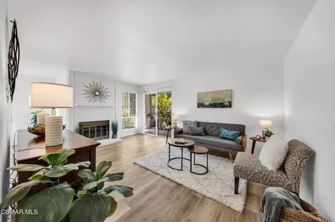 224 Oakleaf Dr #102, Thousand Oaks, CA 91360