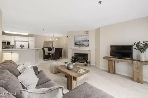 697 Sutton Crest Trl #302, Oak Park, CA 91377