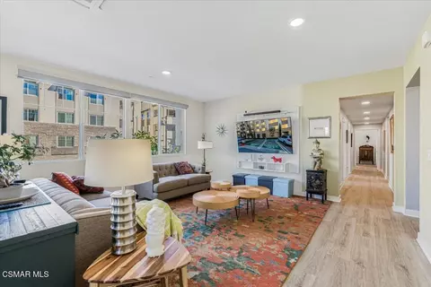 Living - 2870 Wagon Wheel Rd #203, Oxnard, CA 93036 photo 2 of 4