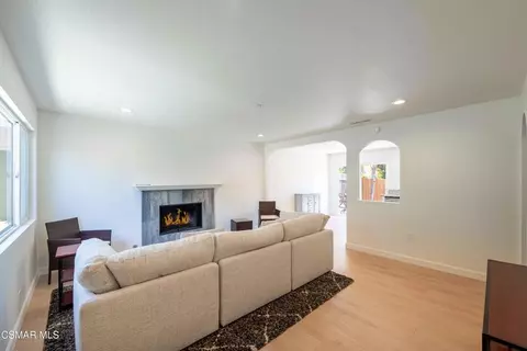 Living - 764 Brossard Dr, Thousand Oaks, CA 91360 photo 3 of 5
