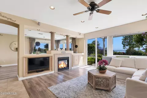 Living - 1009 Del Tio Ct, Camarillo, CA 93010 photo 3 of 7