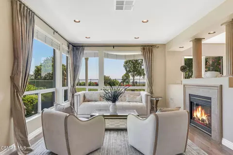 Living - 1009 Del Tio Ct, Camarillo, CA 93010 photo 4 of 7