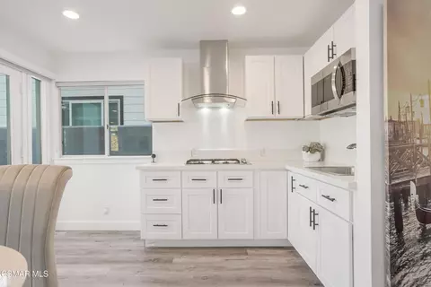Kitchen - 2014 Napoli Dr, Oxnard, CA 93035 photo 5 of 6