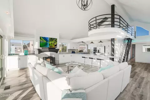 Living - 2014 Napoli Dr, Oxnard, CA 93035 photo 3 of 5