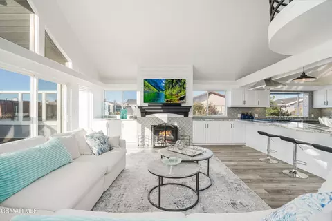 Living - 2014 Napoli Dr, Oxnard, CA 93035 photo 2 of 5