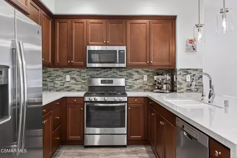 Kitchen - 449 Pecana St, Camarillo, CA 93012 photo 4 of 5