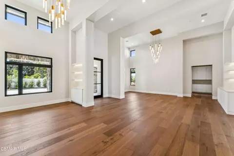 Living - 275 Crestview Ave, Camarillo, CA 93010 photo 2 of 11