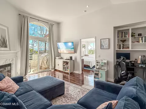 2533 Antonio Dr #301, Camarillo, CA 93010