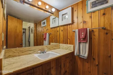 Bath - 558 E Hemlock St, Oxnard, CA 93033 photo 2 of 3