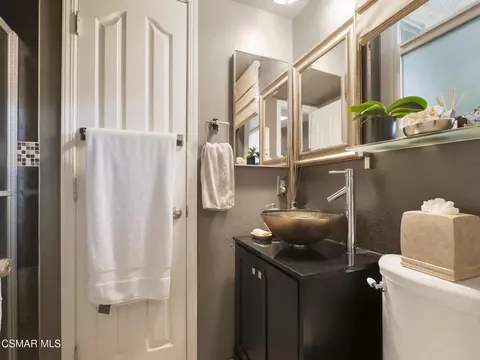 Bath - 24829 Apple St #E, Newhall, CA 91321 photo 1 of 3