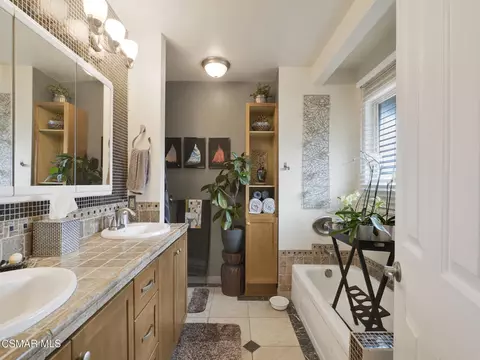 Bath - 24829 Apple St #E, Newhall, CA 91321 photo 2 of 3