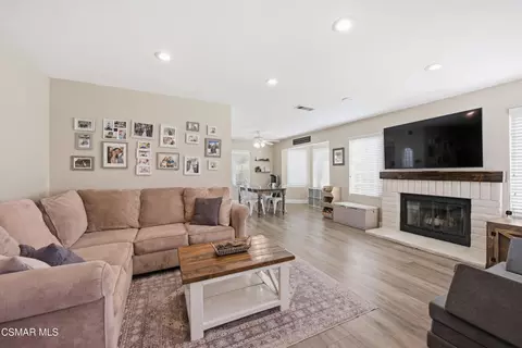 Living - 830 Devon Ct, Simi Valley, CA 93065 photo 1 of 3
