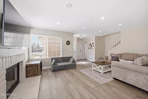 Living - 830 Devon Ct, Simi Valley, CA 93065 photo 2 of 3