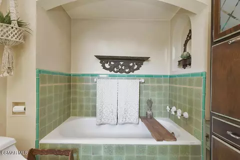 Bath - 1234 N Everett St, Glendale, CA 91207 photo 2 of 6