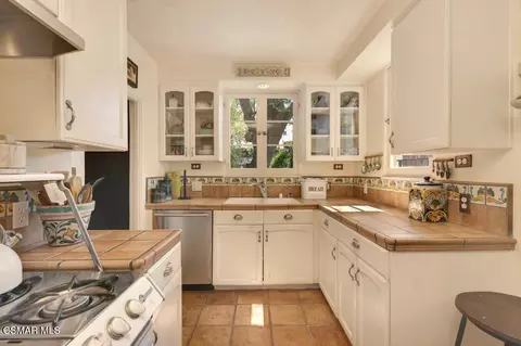 Kitchen - 1234 N Everett St, Glendale, CA 91207 photo 2 of 3