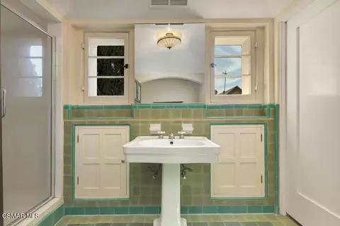 Bath - 1234 N Everett St, Glendale, CA 91207 photo 3 of 6