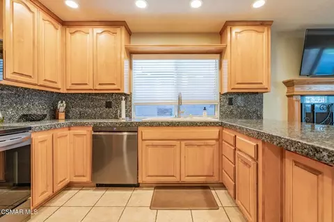 Kitchen - 1816 Hillary Ct, Simi Valley, CA 93065 photo 4 of 7